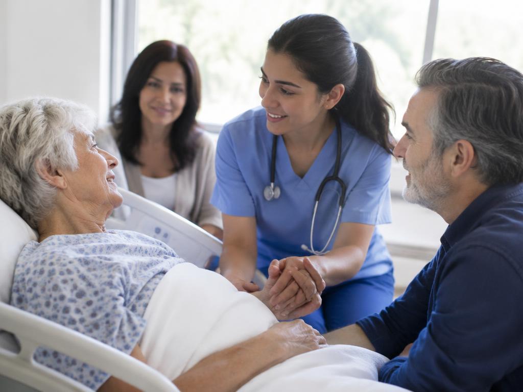 Profesional de la salud atendiendo a un paciente con calidez humana